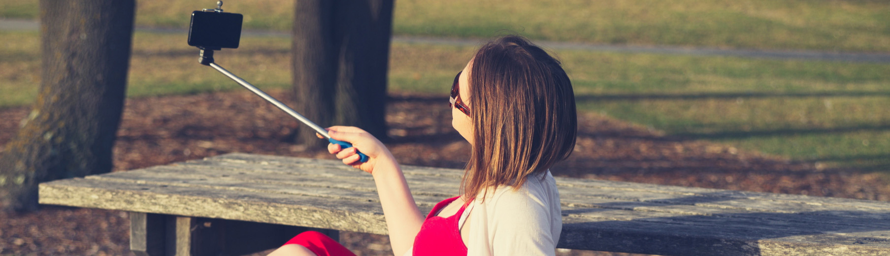 Το Selfie Stick είναι ένα από τα πιο πρακτικά travel gadgets.