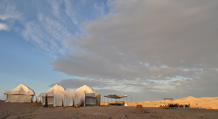 Διανυκτέρευση στην έρημο Agafay στο Μαρόκο .