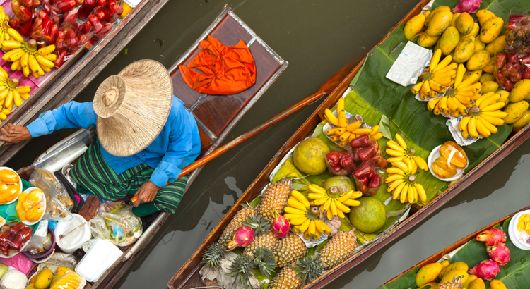 To πλωτό παζάρι που πρέπει να επισκεφτείς στην Μπανγκόκ