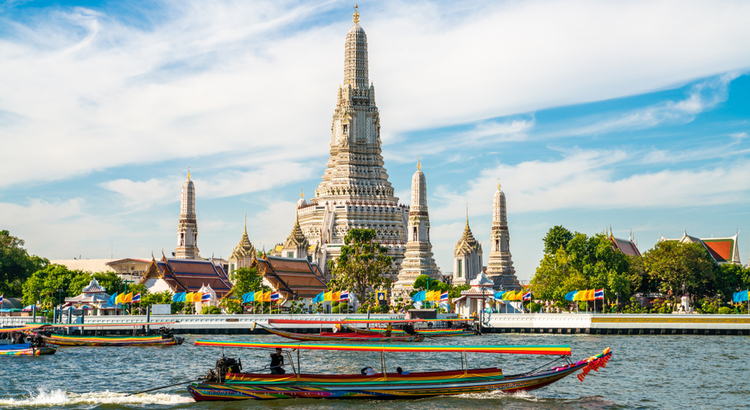 Ο ναός της αυγής που πρέπει να επισκεφτείς στην Μπανγκόκ