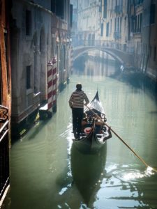 5 αξέχαστες εμπειρίες στη Βενετία-Φωτογραφία Βόλτα στα κανάλια με γόνδολα
